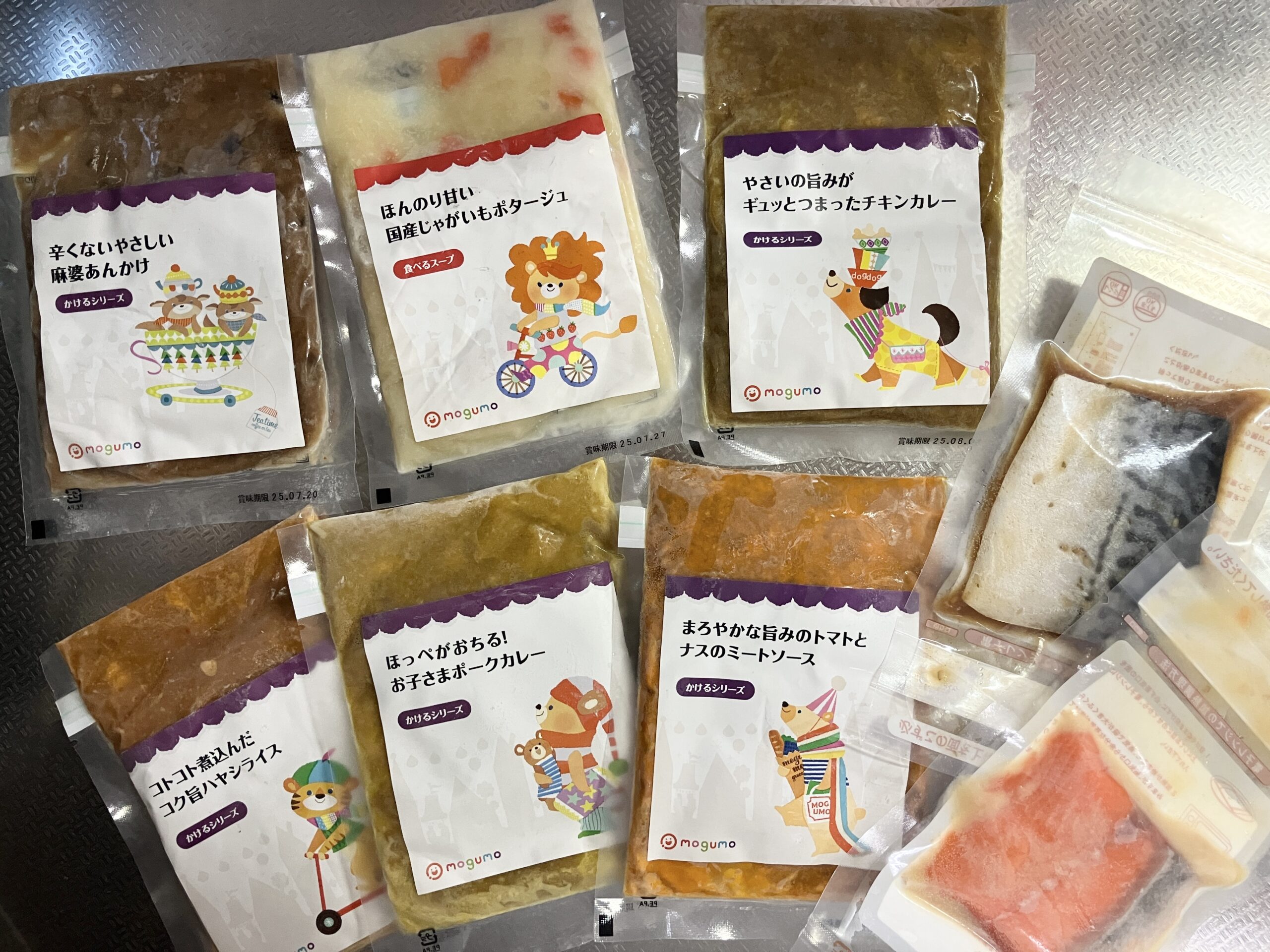 届いたモグモの冷凍パック。焼き魚の袋も入っている