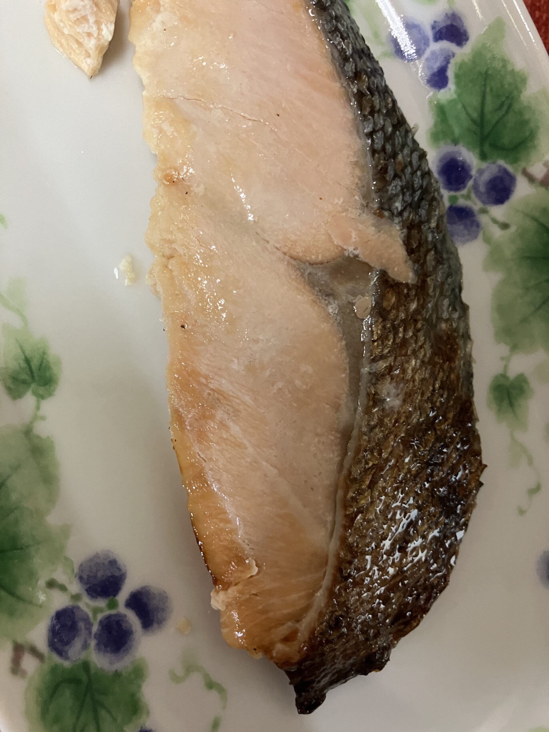 フィットディッシュの鮭を皿に出したところ